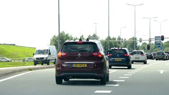 Treintje slimme auto’s remt zélf voor rood verkeerslicht