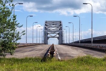 Overbodige boogbrug bij Vianen weggehaald