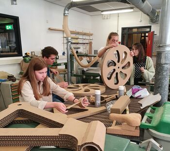 Carboard Bike Enschede zet aan tot creatieve samenwerking