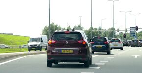 Treintje slimme auto’s remt zélf voor rood verkeerslicht